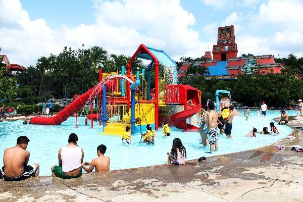 Parque Xocomil atrajó ayer a cientos de guatemaltecos.