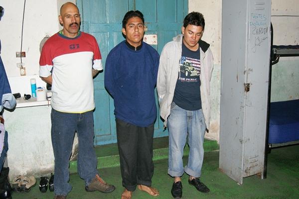 Tres presuntos asaltantes fueron capturados en un sector de la zona 3 de Quetzaltenango, cuando despojaban de sus pertenencias a una pareja. (Foto Prensa Libre: PNC)