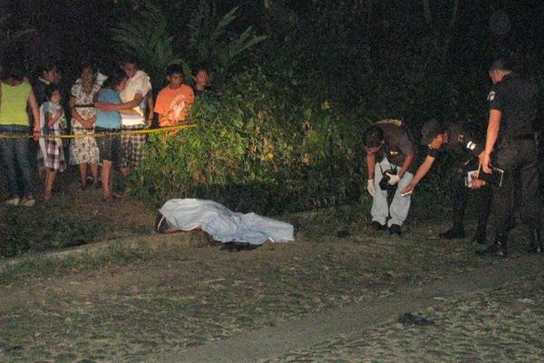 El crimen se registró en la calle del cementerio de la aldea El Manantial, de Flores Costa Cuca, Quetzaltenango. (Foto Prensa Libre: Alexánder Coyoy)<br _mce_bogus="1"/>