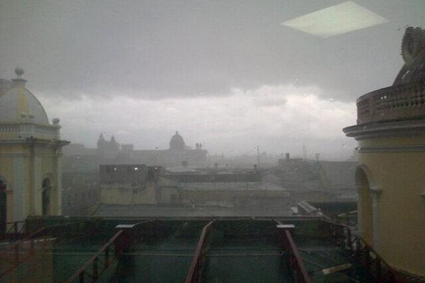 Una fuerte lluvia azotó esta tarde en el Centro Histórico el cual originó congestionamiento en la zona 1. (Foto Prensa Libre)