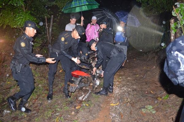 PNC encuentra motocicleta reportada como robada. (Foto Prensa Libre: JORGE TIZOL)