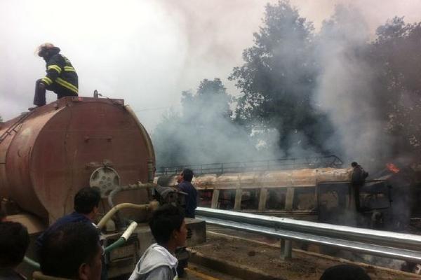 Bomberos sofocan las llamadas del incendio. (Foto: tomada de por @Meyi/Twitter)