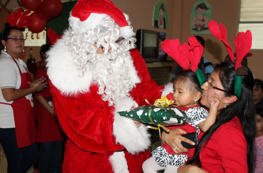 Santa Claus entrega un regalo a una niña en el Hospital Regional de Quiché. (Foto Prensa Libre: Óscar Figueroa).