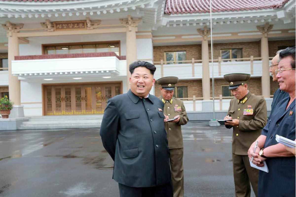 El horario propio de Corea del Norte es una de las últimas propuestas del líder Kim Jong-un. (Foto Prensa Libre: EFE).