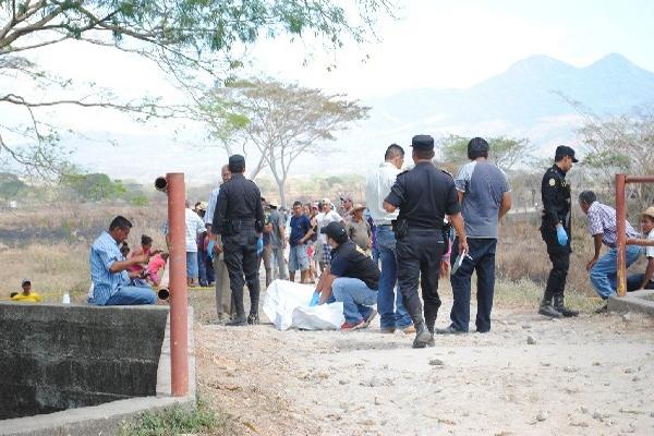 Peritos del MP y agentes de la PNC recaban detalles del crimen  contra dos hombres, en  El socorro, Pasaco, Jutiapa.