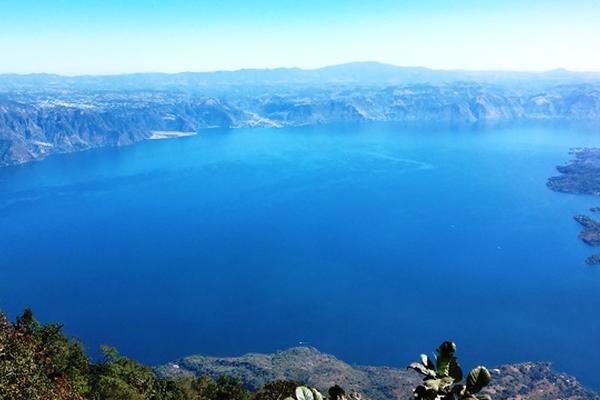 Lector comparte esta postal tomada desde la cumbre del Volcán de San Pedro, uno de los guardianes del Lago de Atitlán, Sololá.