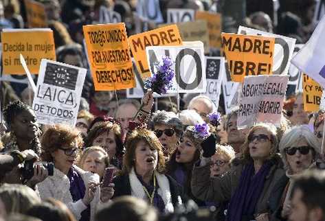 Miles ocupan las principales calles de Madrid en rechazo a la reforma de la ley de aborto. (Foto Prensa Libre:AFP)