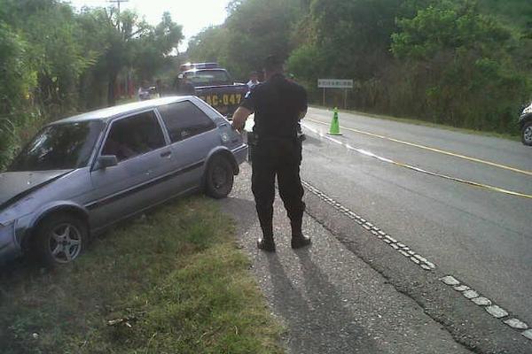 Un hombre que conducía fue atacado con arma de fuego, en la ruta al Atlántico, en jurisdicción de Gualán, Zacapa. (Foto Prensa Libre: Julio Vargas)<br _mce_bogus="1"/>