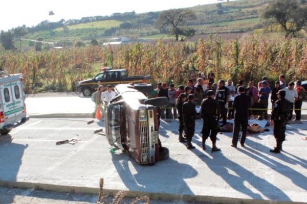 Un picop volcó en jurisdicción de Santa Cruz Balanyá, Chimaltenango, en el percance dos personas murieron. (Foto Prensa Libre: Víctor Chamalé)<br _mce_bogus="1"/>