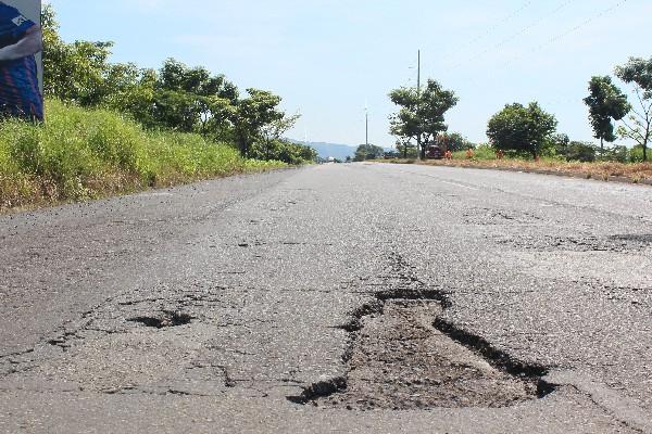 Una gran cantidad de baches hay   entre Escuintla y Santa Lucía Cotzumalguapa.