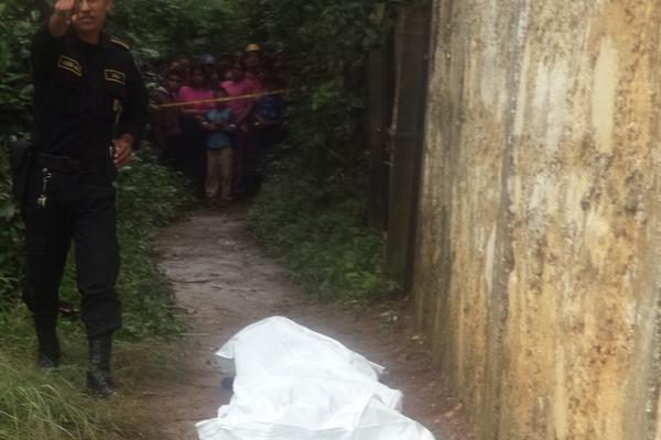 Policía resguarda el lugar donde ocurrió el ataque. (Foto Prensa Libre: Angel Martín Tax)<br _mce_bogus="1"/>