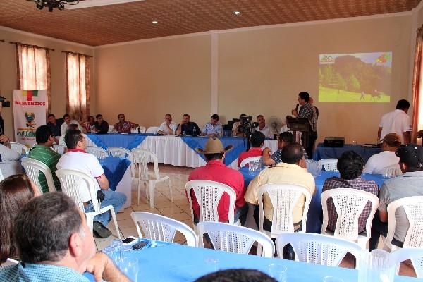 Alcaldes de Jalapa,  durante una  reunión con  ministro.