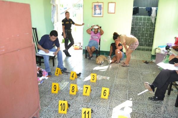 Una vivienda en Gualán, Zacapa fue allanada y se localizaron armas y drogas, además fueron detenidas dos mujeres. (Foto Prensa Libre: PNC)<br _mce_bogus="1"/>