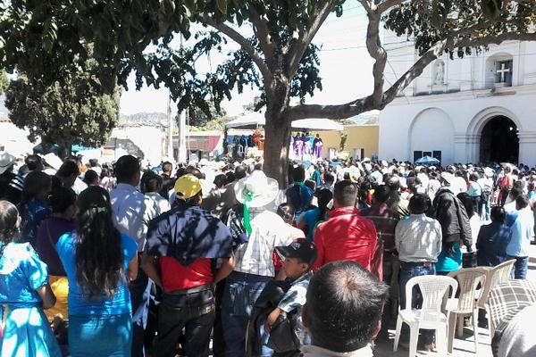 Parte del grupo de pobladores que participa en la actividad en la ciudad de Jalapa. (Foto Prensa Libre: Hugo Oliva)