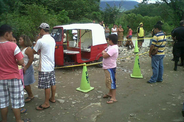 Curiosos observan el área en donde fue ultimado el mototaxista, en Gualán, Zacapa. (Foto Prensa Libre: Julio Vargas)<br _mce_bogus="1"/>