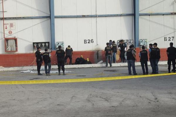 Tres agentes policiales murieron en la madrugada del viernes en la Portuaria Quetzal, cuando custodiaban un cargamento de droga. (Foto Prensa Libre: Enriqque Paredes)<br _mce_bogus="1"/>