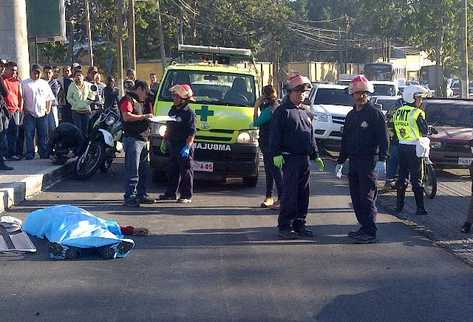 Tras ser herido de bala el piloto intentó buscar ayuda. (Foto Prensa Libre: Estuardo Paredes)