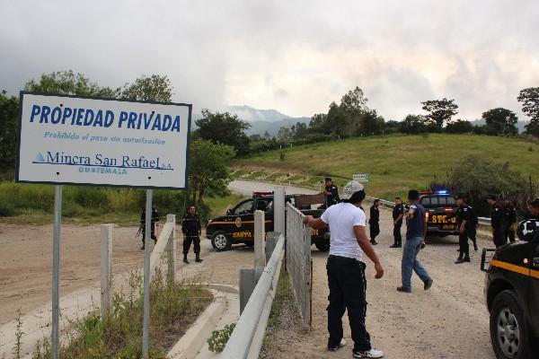 Agentes de la PNC vigilan la entrada a la mina San Rafael, en San Rafael Las Flores, Santa Rosa.