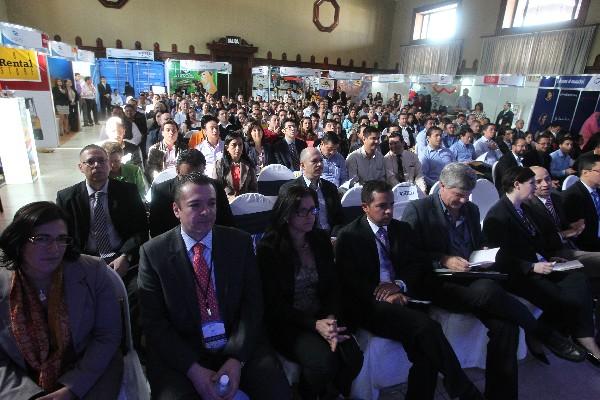 Alrededor de 250 representantes de diversas empresas y expertos analizan la problemática logística del país, durante el primer Foro Internacional de Logística Guatemala 2014. (Foto Prensa Libre: Paulo Raquec)