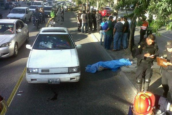 Un hombre que conducía un automóvil en un sector de la zona 2, fue acribillado. (Foto Prensa Libre: Mynor Toc)<br _mce_bogus="1"/>