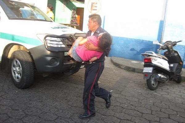 Socorristas trasladan a la niña herida en el rostro, luego de un ataque armado en Coatepeque, Quetzaltenango. (Foto Prensa Libre: Edgar Girón)<br _mce_bogus="1"/>