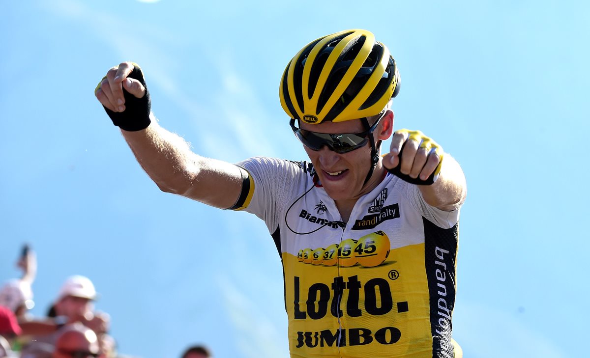 Robert Gesink festeha al ingresar a la meta en primer lugar. (Foto Prensa Libre: AFP)