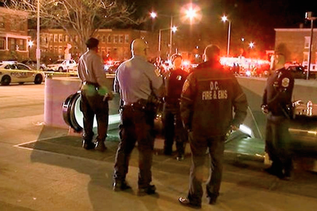 Imagen tomada  de un video, se ve a policías y bomberos en la entrada de la estación Potomac Avenue del metro de la ciudad de Washington. (Foto Prensa Libre: AP).