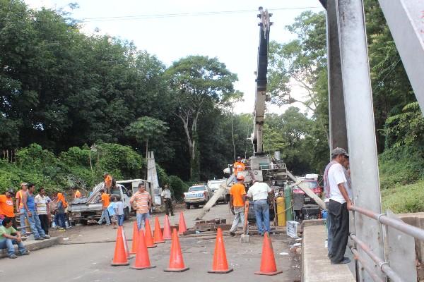 Trabajadores de Covial   nivelan la estructura   del puente Nahualate, en la ruta al suroccidente.