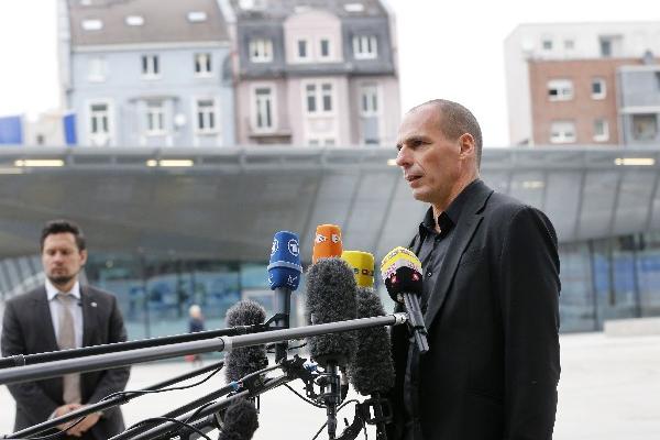 El ministro de Finanzas de Grecia, Yanis Varoufakis, habla con periodistas sobre sus esfuerzos por negociar la deuda. (Foto Prensa Libre: AP)