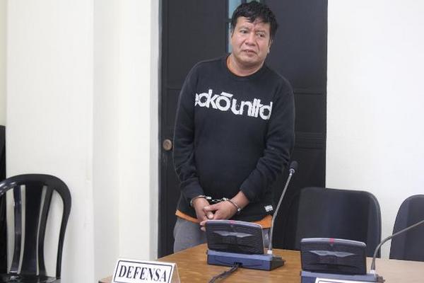 Rafael Itzep Ajanel ingresa a la sala del tribunal para la lectura de la sentencia. (Foto Prensa Libre: Alejandra Martínez)