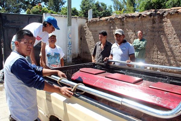 El cadáver de la víctima es retirado de la morgue. (Foto Prensa Libre: Hugo Oliva)