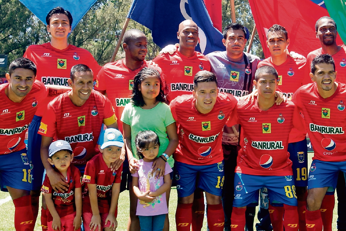 El plantel rojo espera acoplarse bien para poder ser, de nuevo, protagonista y alcanzar el ansiado título. (Foto Prensa Libre: Edwin Fajardo)