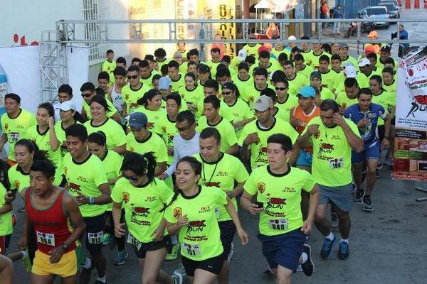 Participantes en carrera, con el objetivo de recaudar  fondos para la compra de juguetes. (Foto Prensa Libre: Óscar González)