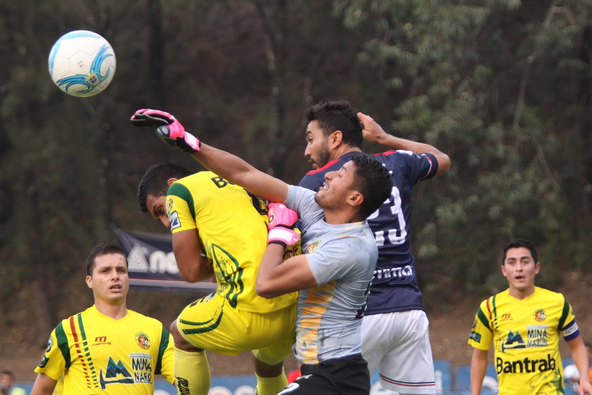 Carlos Rodríguez, portero de Marquense, se anticipa a la llegada de Carlos Kamiani, de la Usac. (Foto Prensa Libre: Jesús Cuque)