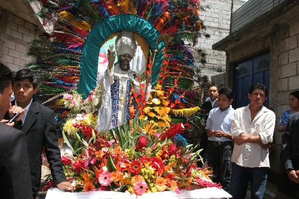 La costumbre de adornar las andas procesionales con plumas se originó en la cultura  maya precolombina.