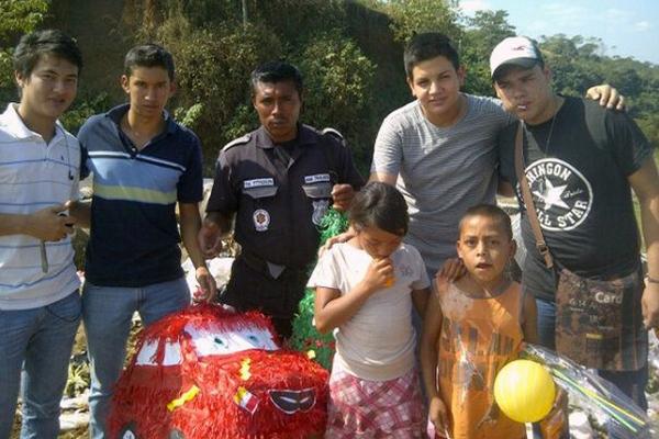 Miembros de comité de barrio San Francisco de Coatepeque, junto a niños que trabajan en basurero local. (Alexánder Coyoy)<br _mce_bogus="1"/>