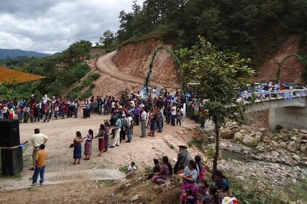 Vecinos participan  en inauguración de obra sobre el río Cujil, Santa Apolonia, Chimaltenango.