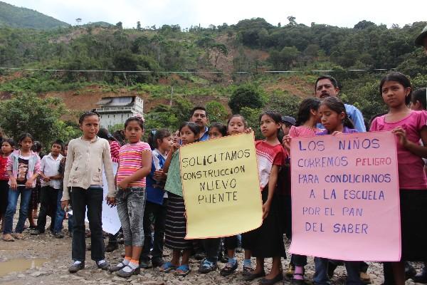 eSTUDIANTES SOLICITAN que la  construcción del nuevo puente no  quede solo en promesas.