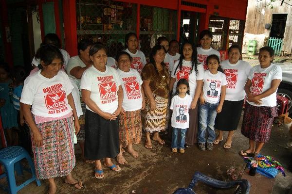 La comadrona Ofelia Ávila —centro— y su equipo de trabajo