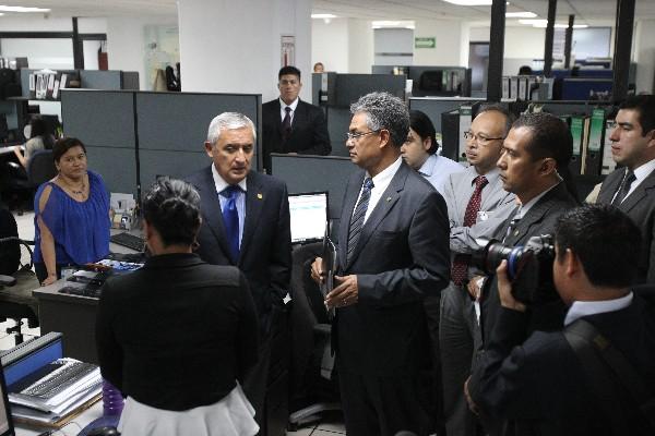 Presidente Pérez Molina visita a personal de la SAT (Foto Prensa Libre: E. García)<br _mce_bogus="1"/>