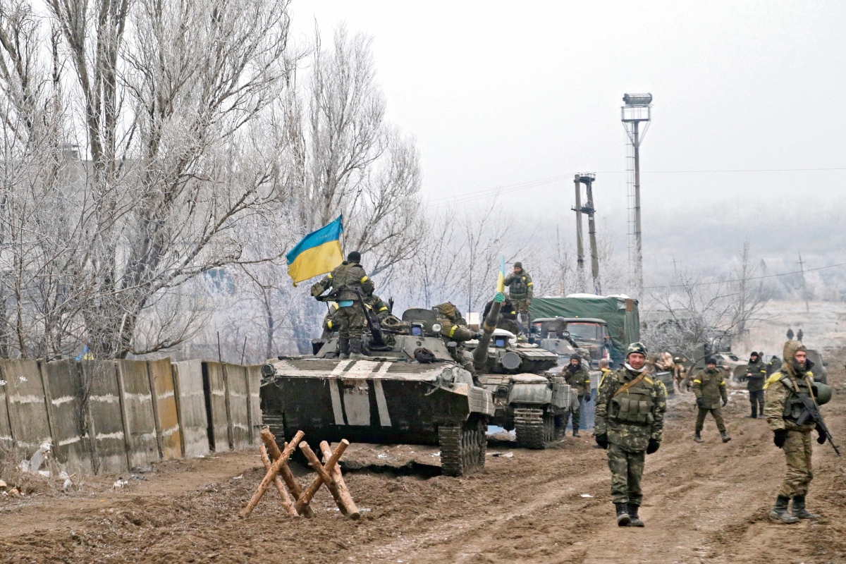 SOLDADOS UCRANIANOS estacionan sus vehículos cerca de Dabeltseve y Artemivsk, Ucrania. (Foto Prensa Libre: AP)
