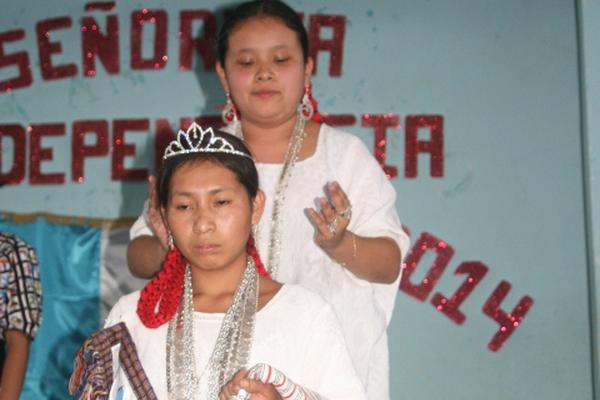 Bianka Yamilet de Jesús Mollinedo Chén, Rabín Cobán, inviste a Lidia Yolanda Pop, Señorita Independencia. (Foto Prensa Libre: Ángel Tax)