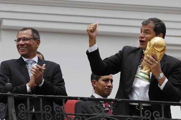 La Copa solo puede ser tocada por  presidentes y ex campeones mundiales, por ello el mandatario  ecuatoriano Rafael Correa la tomó. (Foto Prensa Libre: AFP)