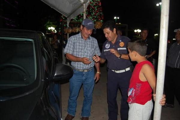 Guzmán recibe las llaves de su vehículo. (Foto Prensa Libre: Alex Coyoy)