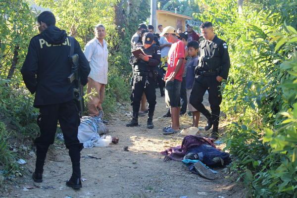 Los cuerpos quedaron en un camino rural del cantón Tunas, Jutiapa. (Foto Prensa Libre: Óscar González)<br _mce_bogus="1"/>