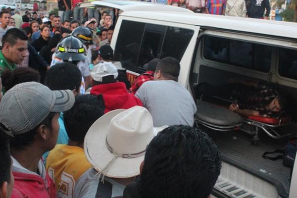 Bomberos trasladan a Donis Estuardo López y Ángel Galdamez. (Foto Prensa Libre: Edwin Paxtor)