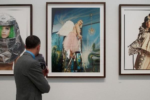 Un visitante observa las obras del fotógrafo británico David Bailey, que se exhiben en la National Portrait Gallery, de Londres. De izquierda a derecha, los retratos de: Abby Lee Kershaw, Cicciolina (Ilona Staller) y Anna Piaggi. (Foto Prensa Libre: AFP)