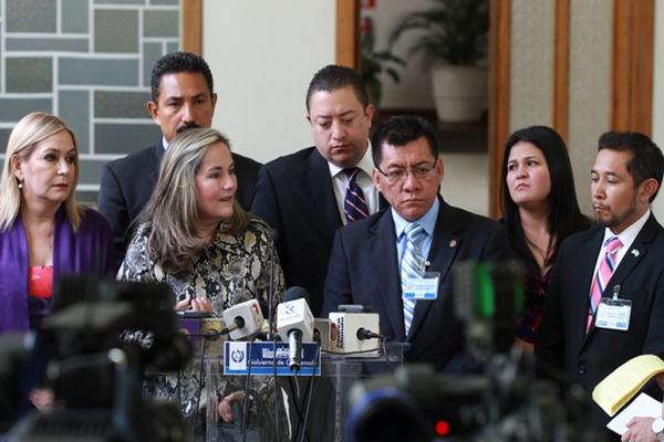 Representantes de Conguate al salir de reunión con presidente Pérez Molina. (Foto Prensa Libre: Esbin García)