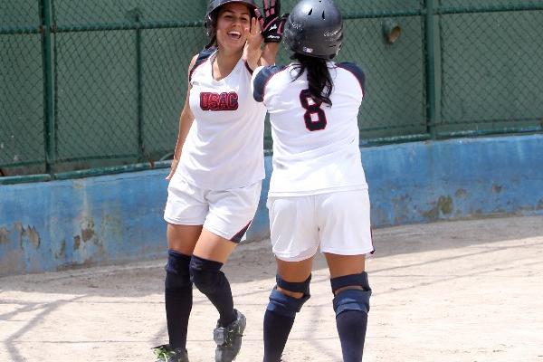 Jimena Mendizábal es felicitada luego de anotar para la Usac, en la quinta entrada. (Foto Prensa Libre: Fernando Ruiz)