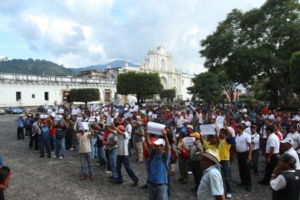 Empleados municipales protestan frente a la comuna de Antigua Guatemala para exigir pago de salarios atrasados. (Foto Prensa Libre: Miguel López) <br _mce_bogus="1"/>